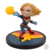 Captain Marvel Q-Fig Figur von Quantum Mechanix, 9 cm PVC-Figur in dynamischer Pose mit Energieeffekten und Base, offiziell lizenziert.