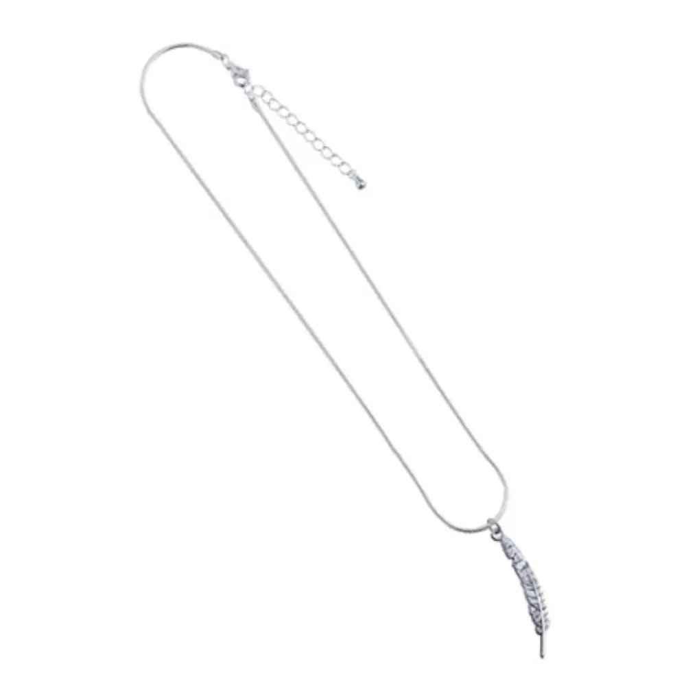 Harry Potter Feder Halskette mit silberfarbener Feder, offiziell lizenzierter Schmuck von The Carat Shop.