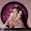 Demon Slayer Nezuko Kamado Demon Advancing Ver. – PVC-Figur von Aniplex/APEX, detailreich modellierte Anime-Statue in dynamischer Pose in Fensterbox.