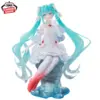 Hatsune Miku Clione Figur 25cm Clearluxe von Banpresto in weißem Kleid auf transparenter Wellen-Basis