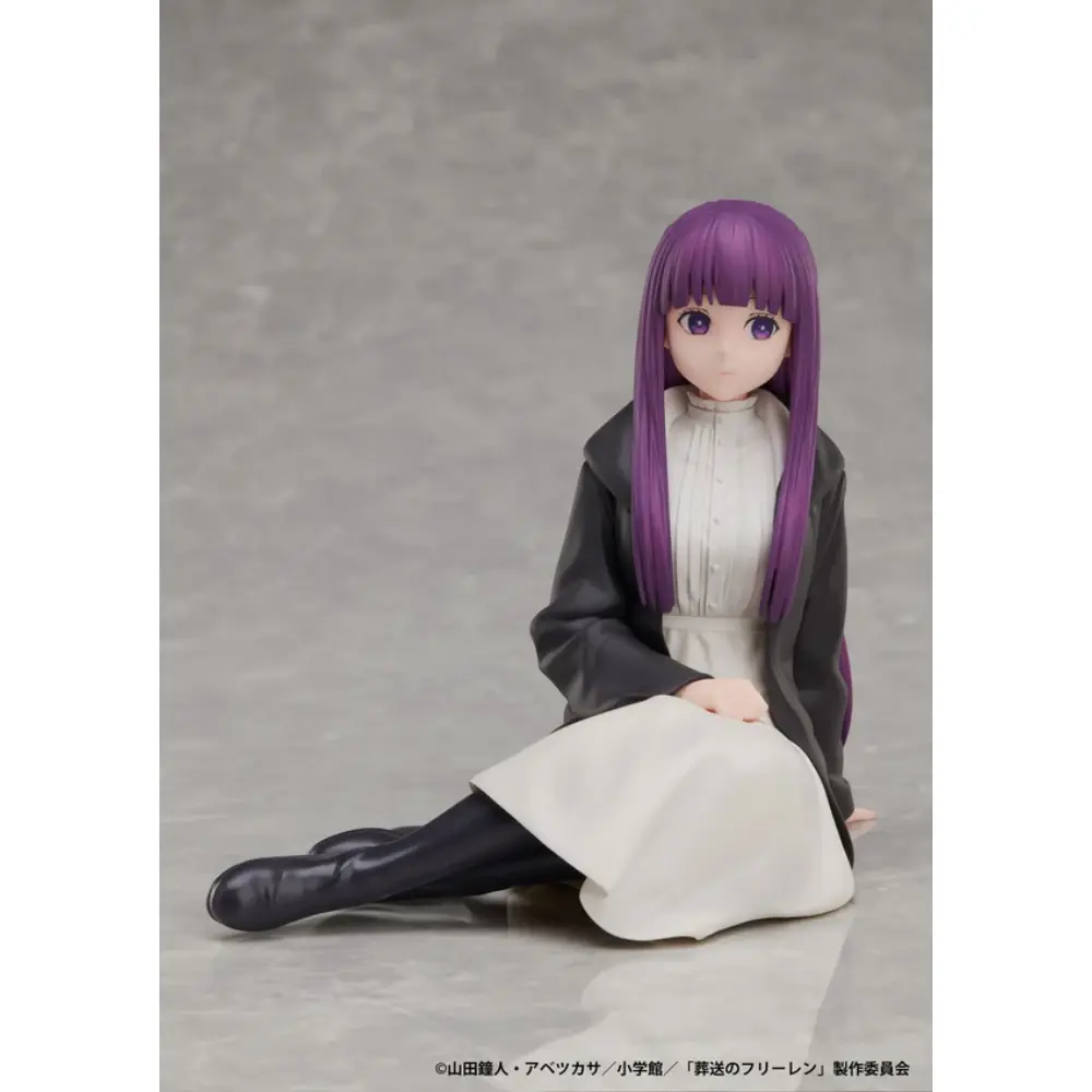 Frieren Fern 1/7 Scale Figur 11cm von elCOCO in sitzender Pose mit weißem Kleid und wehmütigem Ausdruck